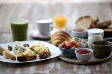 All the products and raw materials are local: from the jams and honey to spread the toast, to the flour that is produced in an agroecological mill, five kilometers from the restaurant