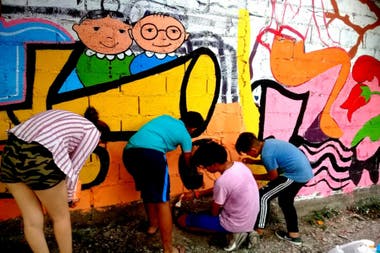 Mural intervened by the community of Alto Comedero, one of the projects organized by Create Vale la Pena