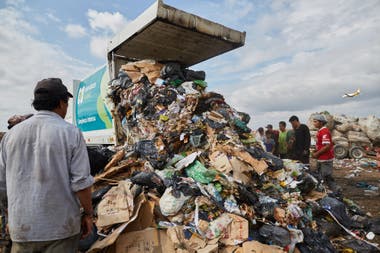 It is estimated that each person generates 1 kilo of garbage per day; the recuperators collect, per day, about 100 kilos: that is, the equivalent to that generated by 100 people.