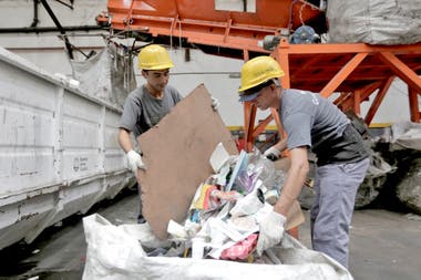 The Alamo is a Buenos Aires cooperative made up of 150 men and women, who recover about 400 tons of waste per month.