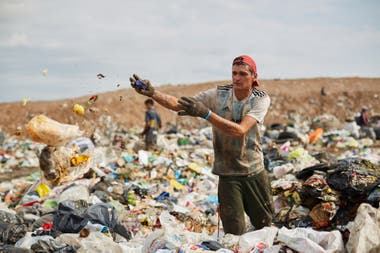 Cooperatives allow workers to access basic rights, such as conditions of safety and hygiene, retirement and social work. Very different is the situation of those who work in landfills, such as El Borbollón, Mendoza