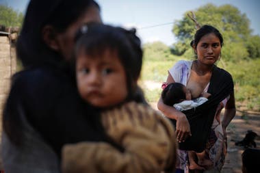 Mothers with their children in La Puntana.