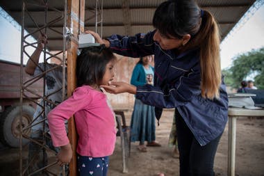 Elizabeth Torres, nutritionist of Pata Pila, in full care task. The NGO has five interdisciplinary teams that travel through communities in the north of the province.