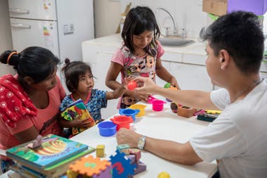 Iván Salazar, Pata Pila psychologist, works in early stimulation with boys, girls and their mothers