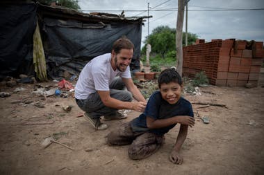 Diego Bustamante, general director of Pata Pila, plays with Bernardo Juárez in the Buen Destino community
