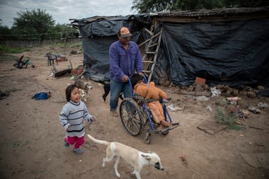 Rebecca is three years old and had malnutrition; his grandfather, Germán Juárez, and his son Mariano, who has a disability
