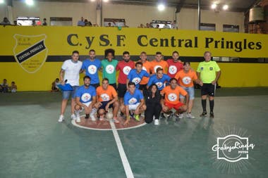 In addition to collaborating with donations and in the talks, players participate in matches to benefit. The entrance for them is a school tool.