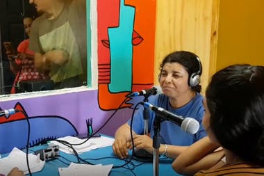 For Naomi, radio is an effective tool not only to bring educational content closer, but to inform families about the pandemic.