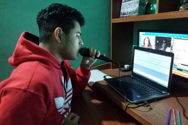 Jeremías Guevara, 17, during the recording of one of the micro radials
