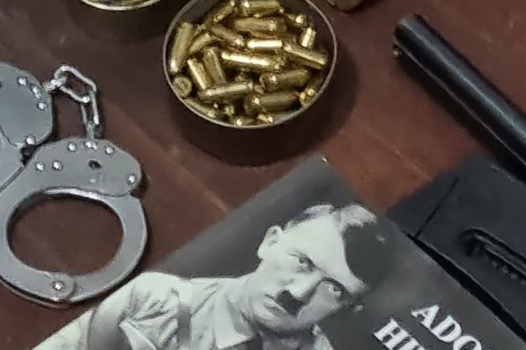 Schoolboys: They arrest a man with rifles, machine guns and hundreds of ammunition