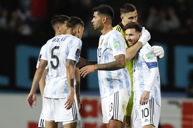 O abraço de Emiliano Martinez por Lionel Messi, depois de um triunfo vital para a Argentina