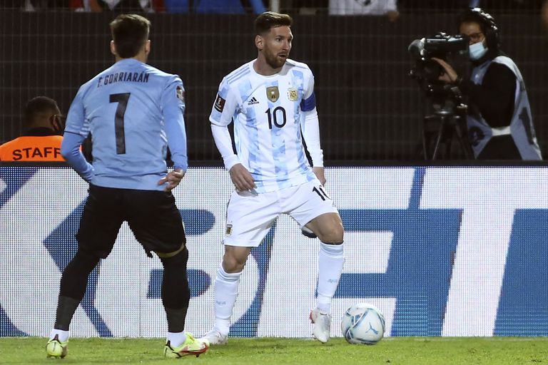 Messi e a bola, seu amigo, antes da marca de Fernando Gorriaran
