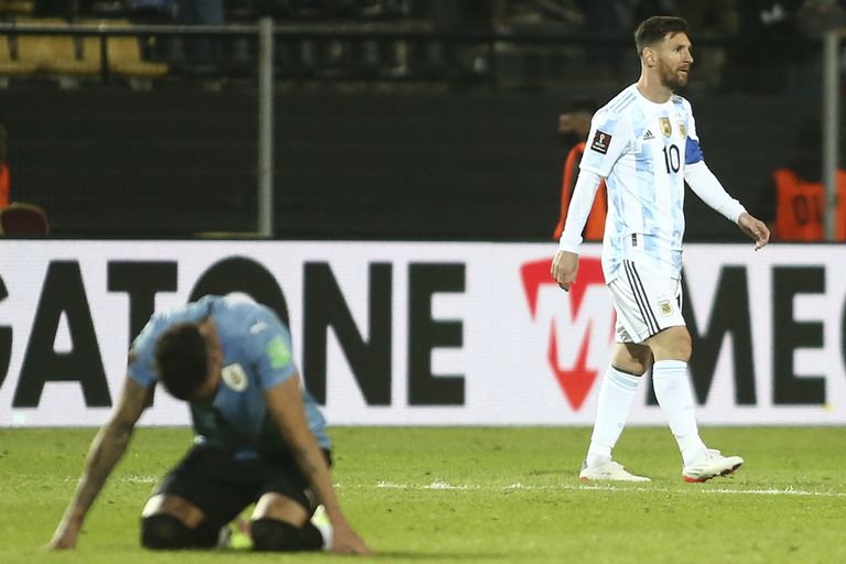 Messi sai após breve participação no 1-0 contra o Uruguai