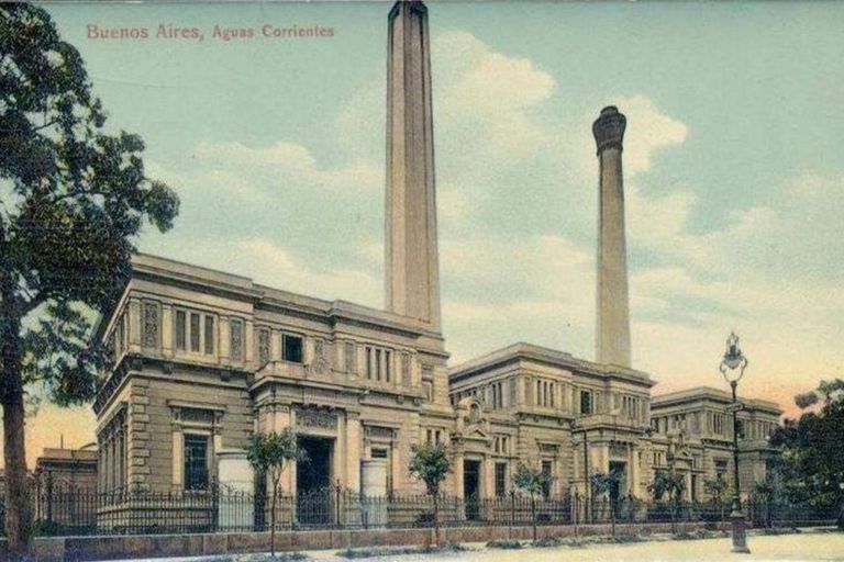 En el año 1920, donde hoy está el Museo Nacional de Bellas Artes, estaba la Casa de Bombas, que filtraba el agua del Río de la Plata para enviarla luego a un tanque ubicado en la plaza Lorea