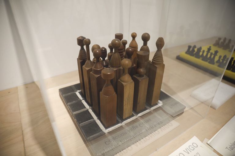 No xadrez proletário (1983-87), de Edgardo Antonio Vigo, apenas os peões participam