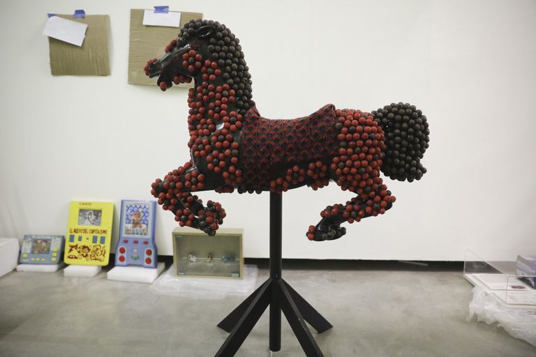 Cavalo criado com gomas comestíveis por Amalia Amoedo