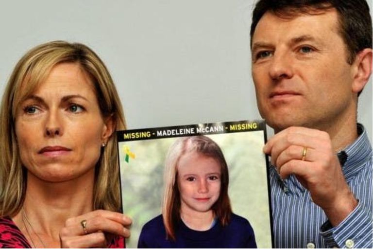 Os pais de Madeleine McCann seguram uma foto de como sua filha seria em 2012