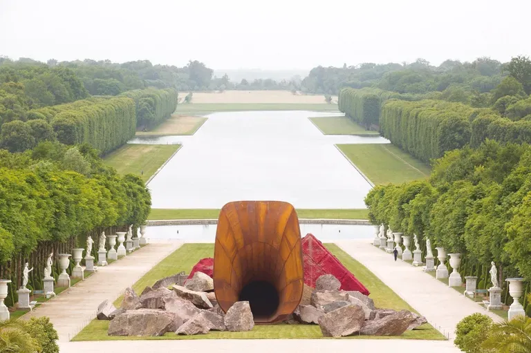Canto Sujo, obra instalada em 2015 nos jardins do Palácio de Versalhes, foi considerada ofensiva e atacada com pichações