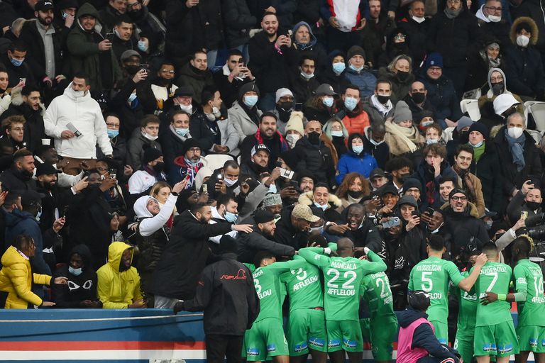 Jogadores do Saint-Etienne comemoram o gol com seus torcedores