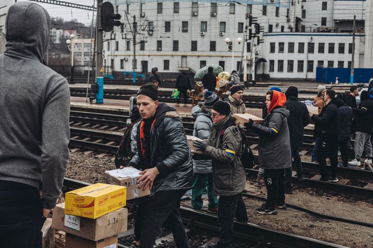 03-03-2022 Varios jóvenes cargan provisiones para la ciudad de Kiev, a 3 de marzo de 2022, en Kiev (Ucrania). Después de 8 días de conflicto bélico desde el inicio de los ataques en Ucrania por parte de Rusia, el balance de la guerra según las últimas informaciones, tanto por parte del gobierno ucraniano como de ACNUR, es de al menos 2.000 civiles muertos y de alrededor de un millón de refugiados que han huido de Ucrania. Las delegaciones de Rusia y Ucrania han acordado el establecimiento de corredores humanitarios para la evacuación y la entrega de alimentos y medicinas en el marco del conflicto y un posible alto el fuego temporal. POLITICA Diego Herrera - Europa Press
