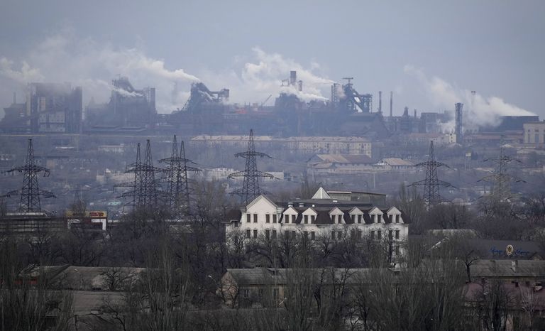 La planta metalúrgica de Azovstal se ve en las afueras de la ciudad de Mariupol, Ucrania, el jueves 24 de febrero de 2022