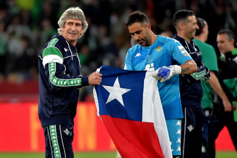 Com Claudio Bravo e a bandeira do Chile: o selecionado é uma conta pendente