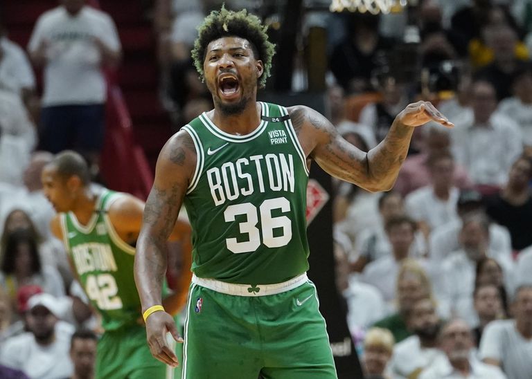 Marcus Smart, armador do Boston Celtics, comemora no jogo 2 das finais da Conferência Leste da NBA contra o Miami Heat, quinta-feira, 19 de maio de 2022 (AP Photo/Lynne Sladky)
