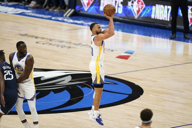 O armador do Golden State Warriors, Stephen Curry, acerta uma cesta de 3 pontos no primeiro tempo contra o Dallas Mavericks no jogo 3 das finais da Conferência Oeste, domingo, 22 de maio de 2022, em Dallas.  (Foto AP/Tony Gutierrez)