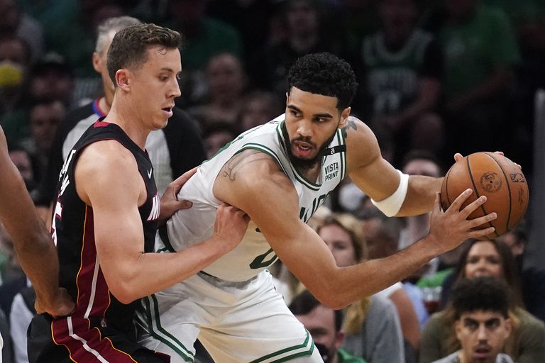 Jayson Tatum (à direita) do Boston Celtics enfrenta Duncan Robinson do Miami Heat nas finais da Conferência Leste da NBA, segunda-feira, 23 de maio de 2022. (AP Photo/Charles Krupa)