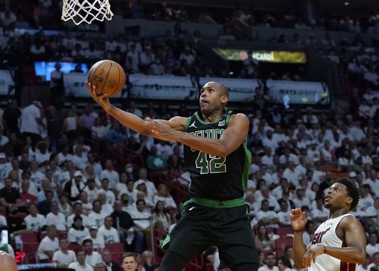 O pivô do Boston Celtics, Al Horford, avança e salta para a bandeja no jogo 5 das finais da Conferência Leste contra o Miami Heat na quarta-feira, 25 de maio de 2022. (AP Photo/Lynne Sladky)