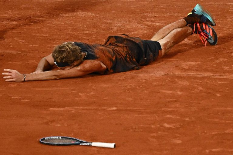Alexander Zverev es un grito de dolor tras lesionarse durante la semifinal de Roland Garros ante Rafael Nadal