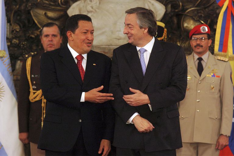Nestor Kirchner recibe a Hugo Chavez en febrero de 2005