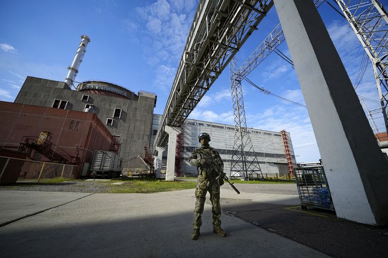 Un soldado ruso resguarda una zona de la nucleoeléctrica de Zaporiyia, el 1 de mayo de 2022, en la región controlada por las fuerzas armadas de Rusia, en el sureste de Ucrania. (AP Foto, archivo)