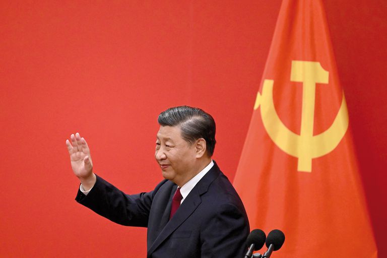 O presidente da China, Xi Jinping, acena após apresentar os membros do novo Comitê Permanente do Politburo do Partido Comunista Chinês, o principal órgão decisório do país, no Grande Salão do Povo em Pequim, em 23 de outubro de 2022. (Foto de Noel Celis / AFP)