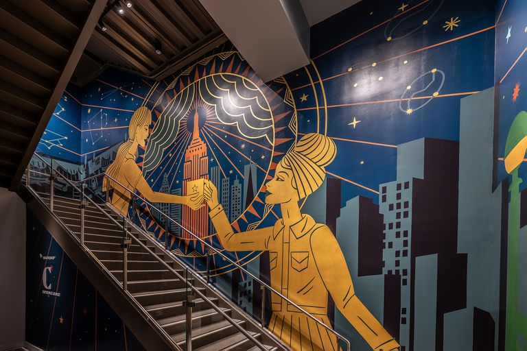 A artista Dana Tanamachi, do Brooklyn, foi contratada para projetar um mural apresentando as contribuições das mulheres para o café.