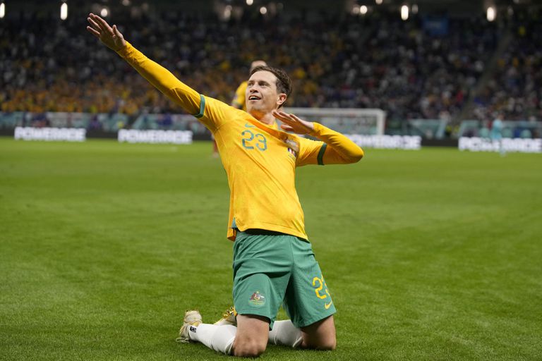 O australiano Craig Goodwin comemora após marcar para a Austrália na partida do Grupo D da Copa do Mundo em Al Wakrah, Catar, terça-feira, 22 de novembro de 2022. (AP Photo/Thanassis Stavrakis)