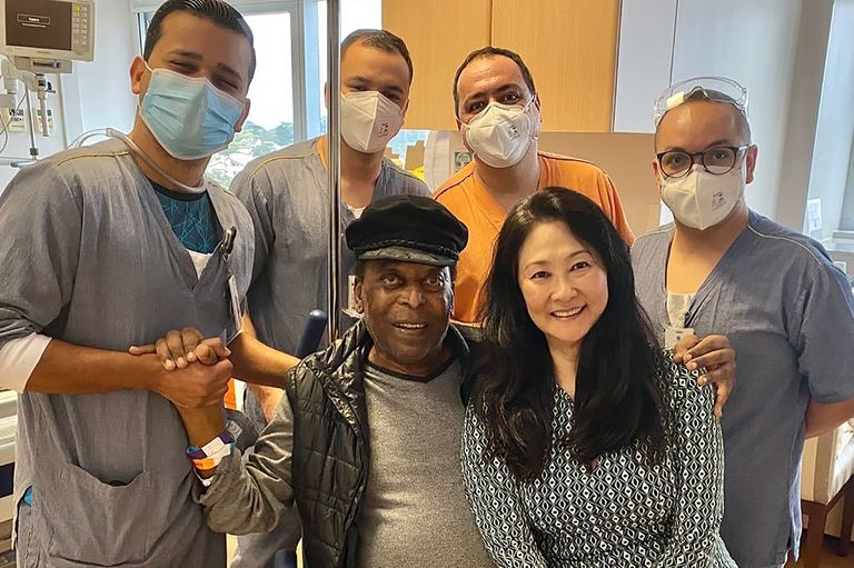 Pelé com seus médicos e sua esposa em outra internação que teve durante o tratamento contra o câncer