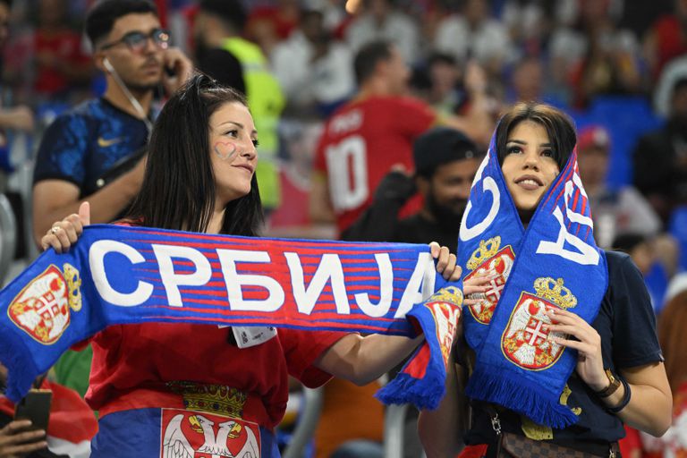 Torcedores sérvios aguardam o início da partida de futebol do Grupo G da Copa do Mundo Qatar 2022 entre Sérvia e Suíça no Estádio 974 em Doha em 2 de dezembro de 2022. (Foto de Ina Fassbender / AFP)