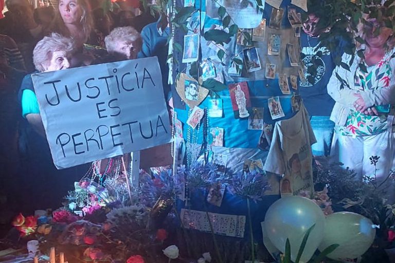 Un altar en conmemoración por los tres años del crimen de Fernando Báez Sosa