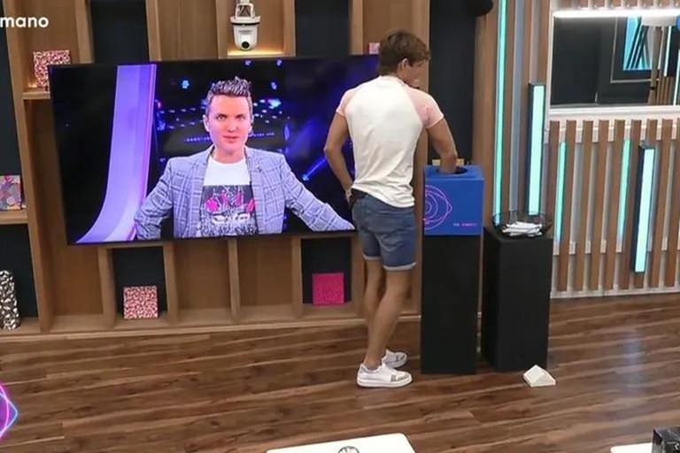 Santiago del Moro anuncia aos participantes como é o jogo de imitações que devem realizar