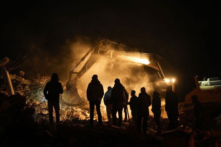 Equipes de resgate e outros procuram vítimas em edifícios destruídos por um terremoto, quarta-feira, 8 de fevereiro de 2023, em Elbistan, sul da Turquia.  (Foto AP/Francisco Seco)