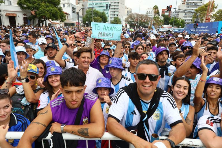 Público en las inmediaciones del estadio monumental a la espera del amistoso entre Argentina vs. Panamá